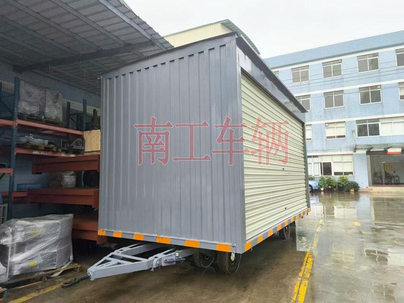 10吨箱式开云·（kaiyun）官方网站两侧带卷帘门 牵引雨篷拖车