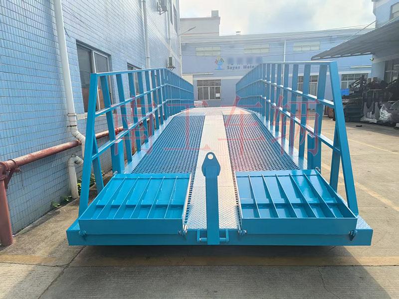 13吨重型移动式液压登车桥