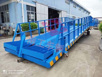 1675732812600303.jpg 12吨移动式登车桥 高护栏4I.jpg