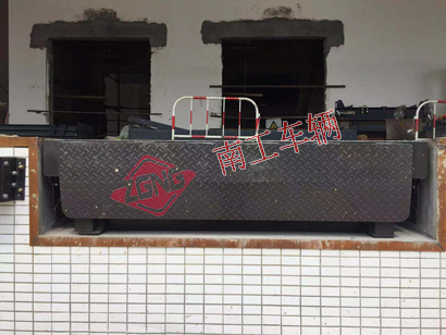 1675994055143233.jpg 10吨固定式登车桥2I.jpg