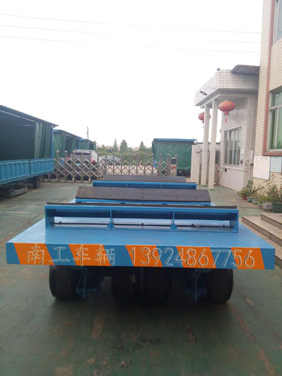 1676945632141191.jpg 30吨重型铁皮卷圆桶专用平板车4I.jpg