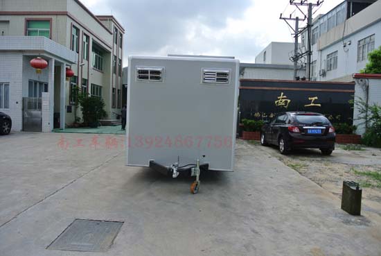 1677304609774466.jpg 箱式LED广告拖车5.jpg