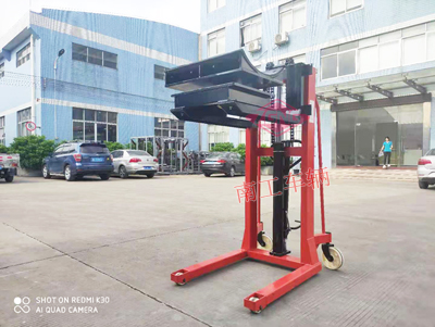 1683882842778513.jpg 1吨手动卷筒工具车4I.jpg