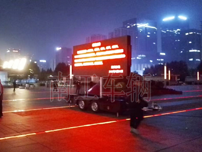 1700272413990592.jpg 6.8平方LED广告拖车2I.jpg