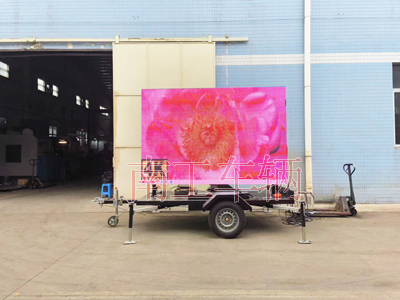 1712455012928945.jpg 0.3吨LED广告拖车1I.jpg